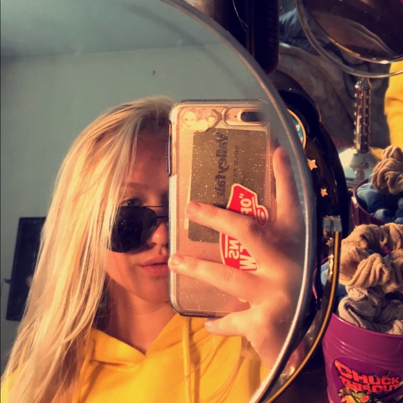 Meet your Posher, Carli - Picture 1 of 1